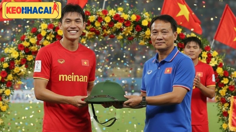 Đình Bắc tặng mũ cối cho HLV Kim Sang-sik gây bão mạng dinh-bac-tang-mu-coi-cho-hlv-kim-sang-sik-gay-bao-mang